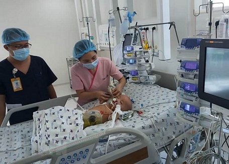 Cặp song sinh Trúc Nhi-Diệu Nhi được chăm sóc tích cực tại Bệnh viện Nhi đồng Thành phố Hồ chí Minh. (Ảnh: Đinh Hằng/TTXVN)