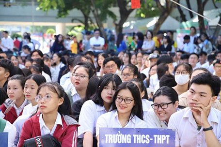 Học sinh tham gia Chương trình tư vấn tuyển sinh - hướng nghiệp 2020 ở Đà Nẵng sáng 21/6 - Ảnh: ĐOÀN CƯỜNG