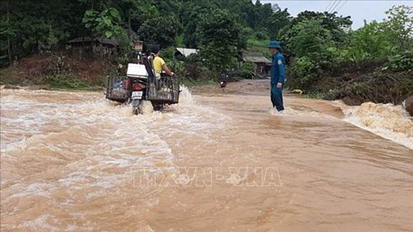 Người dân vượt ngầm tràn Tân Long, xã Cốc Mỳ, huyện Bát Xát, Lào Cai trong đợt mưa lũ ngày 4/7/2020. Ảnh minh họa: Hồng Ninh/TTXVN