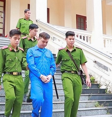 Lực lượng công an dẫn giải bị cáo Nguyễn Tuấn Thanh sau khi kết thúc phiên tòa sơ thẩm.