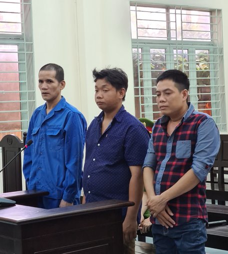 Bị cáo Hoàng, Trung, Phụng (từ trái sang) tại phiên tòa sơ thẩm.