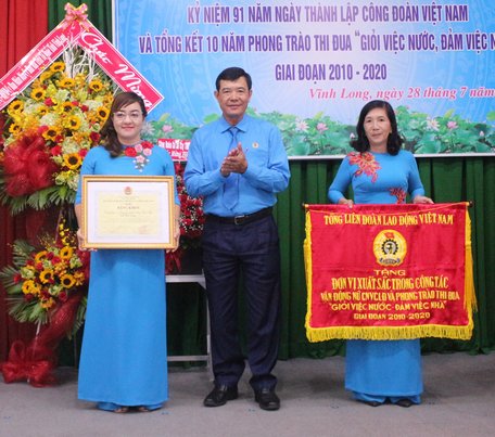Ông Huỳnh Bá Long- Chủ tịch Liên đoàn Lao động tỉnh trao cờ thi đua và bằng khen Tổng LĐLĐ VIệt Nam cho tập thể xuất sắc trong phong trào thi đua “Giỏi việc nước, đảm việc nhà” giai đoạn 2010- 2020