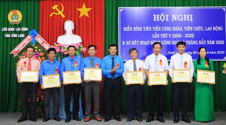 Chủ tịch Liên đoàn Lao động tỉnh- Huỳnh Bá Long trao bằng khen các điển hình tiêu biểu trong phong trào thi đua.