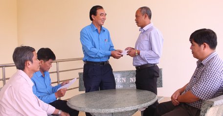 Phó Chủ tịch LĐLĐ tỉnh- Phan Văn Thành thăm và tặng quà cho đoàn viên bị bệnh hiểm nghèo.