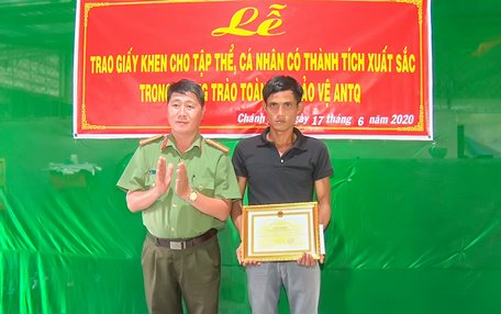 Anh Huỳnh Thanh Hoàng được nhận giấy khen của Giám đốc Công an tỉnh.
