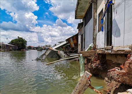 Vụ sạt lở làm phần nhà sau của 13 hộ dân sống ven sông Trà Nóc bị sụp hoàn toàn xuống sông.