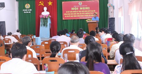 Ông Huỳnh Bá Long- Chủ tịch LĐLĐ tỉnh phát biểu chỉ đạo hội nghị