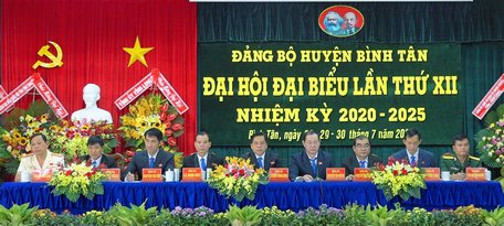 Đoàn Chủ tịch Đại hội Đại biểu Đảng bộ huyện Bình Tân lần thứ XII.