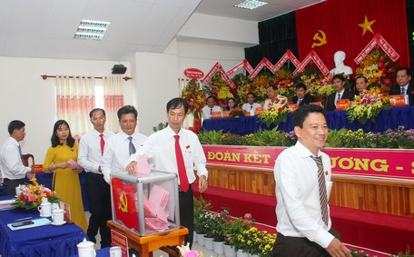 Đại biểu bỏ phiếu bầu BCH Đảng bộ huyện Bình Tân nhiệm kỳ mới.