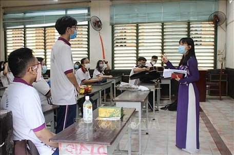 Giáo viên phổ biến nội dung phòng chống dịch cho học sinh tại Trường THPT Trưng Vương. Ảnh: Xuân Anh/TTXVN