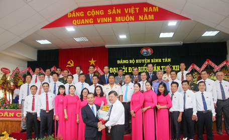 Bí thư Tỉnh ủy- Trần Văn Rón- tặng hoa chúc mừng BCH nhiệm kỳ mới