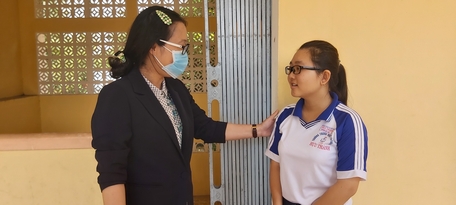  Phó Chủ tịch UBND tỉnh- Nguyễn Thị Quyên Thanh  thăm hỏi học sinh Trường THPT Hựu Thành.