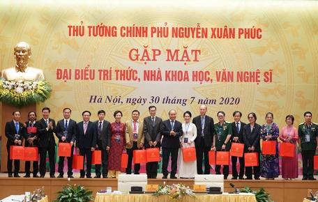 Thủ tướng Nguyễn Xuân Phúc tặng quà các đại biểu dự buổi gặp mặt. Ảnh: VGP/Quang Hiếu