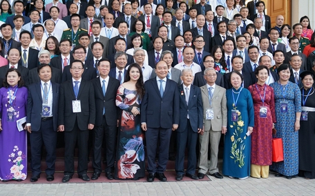 Thủ tướng Nguyễn Xuân Phúc chụp ảnh lưu niệm với các đại biểu. Ảnh: VGP/Quang Hiếu