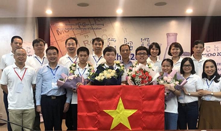 Đoàn học sinh Việt Nam dự thi Olympic Hóa học quốc tế năm 2020 chụp ảnh kỷ niệm với cờ Tổ quốc - Ảnh: Bộ GD-ĐT