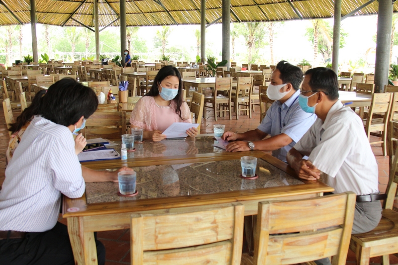 Đoàn tuyên truyền công tác phòng chống COVID-19 tại cơ sở MeKong Hometown (xã Tân Ngãi- TP Vĩnh Long). Sau khi tuyên truyền cơ sở này đã dừng tổ chức tiệc buffet 150 khách vào 18 giờ cùng ngày.