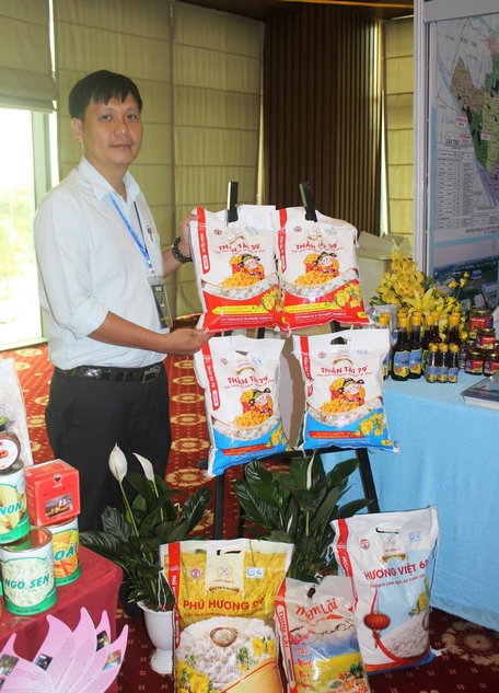 Sản phẩm gạo Phước Thành IV góp mặt cùng các sản phẩm Vĩnh Long tại một hội nghị xúc tiến thương mại.