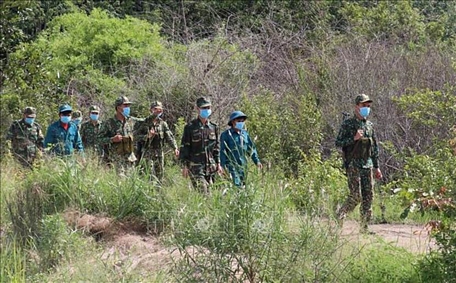 Chiến sỹ Đồn Biên phòng Lộc An (Bình Phước) tuần tra khu vực cột mốc 66 biên giới Việt Nam - Campuchia. Ảnh: Sỹ Tuyên/TTXVN