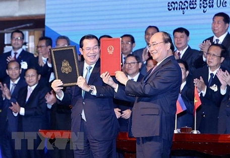 Thủ tướng Nguyễn Xuân Phúc và Thủ tướng Campuchia Samdech Techo Hun Sen ký Hiệp ước bổ sung Hiệp ước hoạch định biên giới quốc gia năm 1985 và Hiệp ước bổ sung năm 2005 giữa Cộng hòa XHCN Việt Nam và Vương quốc Campuchia tháng 10/2019. (Ảnh: Dương Giang/TTXVN)