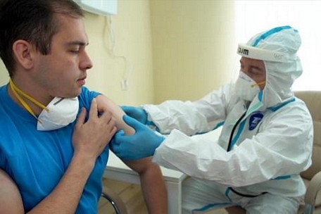Thử nghiệm tiêm vắc xin COVID-19 cho một tình nguyện viên Nga.  Ảnh: Bộ Quốc phòng Nga/Ria Novosti