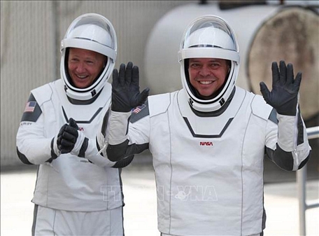 Phi hành gia Bob Behnken (phải) và Doug Hurley trước hành trình vào không gian trên tàu vũ trụ Crew Dragon tại Trung tâm vũ trụ Kennedy ở Cape Canaveral, bang Florida, Mỹ ngày 30/5/2020. Ảnh tư liệu: AFP/TTXVN
