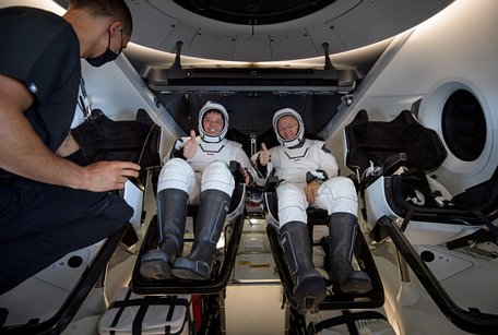 Robert Behnken và Douglas Hurley, Hai phi hành gia của NASA bên trong tàu Crew Dragon của SpaceX lên tàu thu hồi vỏ sau khi tiếp nước an toàn tại vịnh Mexico, ngoài khơi Pensacola, bang Florida, Mỹ ngày 3/8 - Ảnh: REUTERS