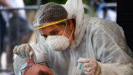Nhân viên y tế lấy mẫu xét nghiệm COVID-19 tại Quiberon, Pháp. (Ảnh: AFP/TTXVN)
