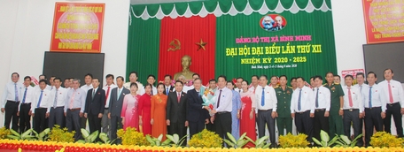 Phó Bí thư Tỉnh ủy, Chủ tịch UBND tỉnh- Lữ Quang Ngời tặng hoa chúc mừng BCH Đảng bộ TX Bình Minh nhiệm kỳ mới.