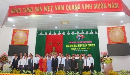 Đoàn đại biểu dự Đại hội Đại biểu Đảng bộ tỉnh lần thứ XI gồm các đại biểu chính thức, dự khuyết và đại biểu đương nhiên ra mắt, hứa hẹn.