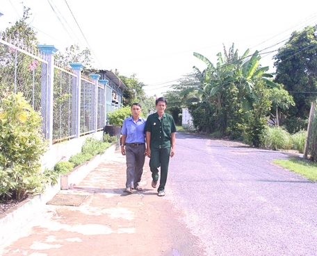 Cựu chiến binh Trần Văn Danh (phải) phấn khởi trên tuyến đường mới khang trang.