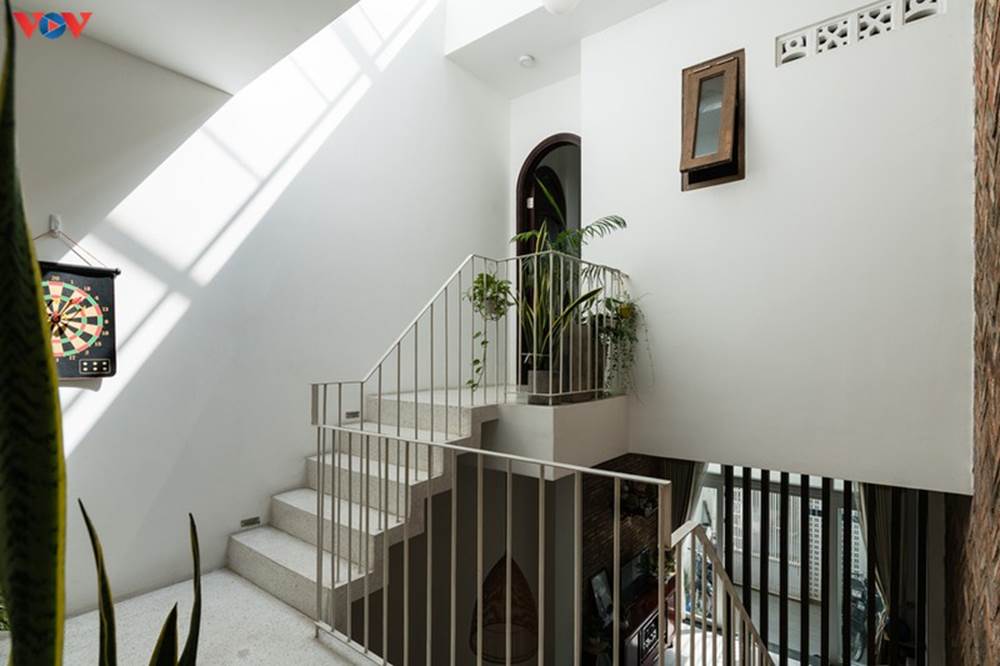  Cầu thang và sàn sử dụng đá granito có vẻ đẹp riêng phù hợp với phong cách chung và tiết kiệm chi phí.
