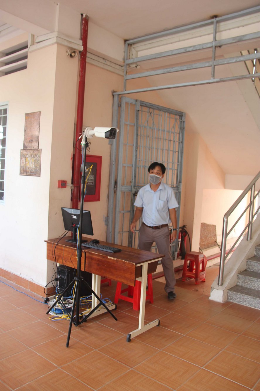 Sở Y tế Vĩnh Long hỗ trợ máy đo thân nhiệt hồng ngoại tại điểm thi THPT Chuyên Nguyễn Bỉnh Khiêm.