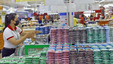 Hàng hóa tại chợ, siêu thị dồi dào, đảm bảo nguồn cung.