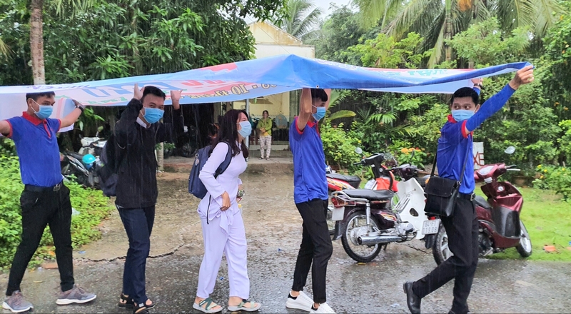 Đội tiếp sức mùa thi Trường ĐH Cửu Long hỗ trợ thí sinh tại điểm thi trường THPT Trà Ôn.