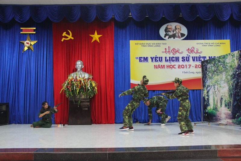 Học sinh tham gia cuộc thi “Em yêu lịch sử Việt Nam”.