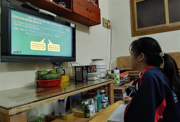 Học sinh trường THCS Nghĩa Tân (Cầu Giấy, Hà Nội) học qua truyền hình tại nhà. (Ảnh: Nguyễn Cúc/TTXVN)
