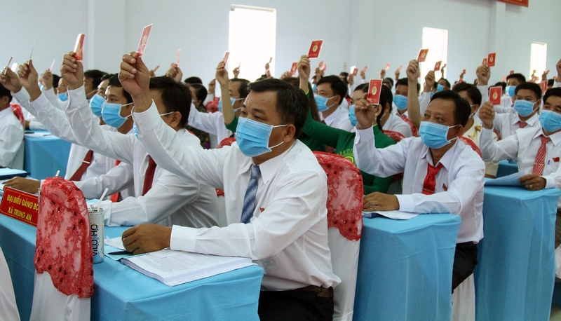 Đại biểu biểu quyết thống nhất danh sách bầu cử đại biểu dự Đại hội Đại biểu Đảng bộ tỉnh lần thứ XI.