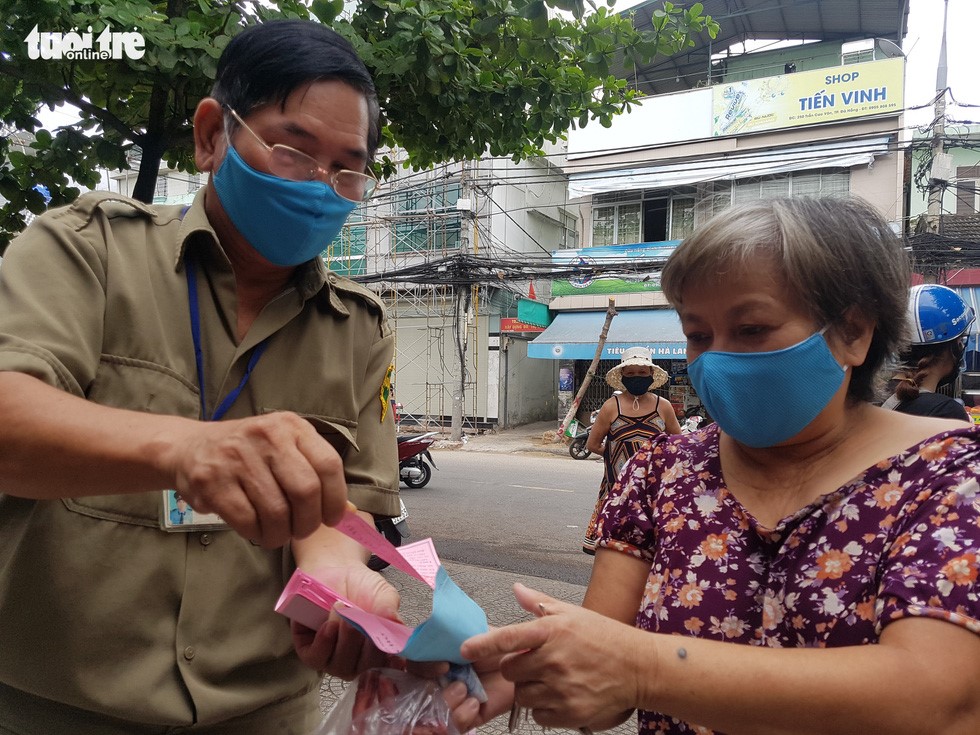 Kiểm tra phiếu trước khi vào chợ ở phường Tam Thuận - Ảnh: HỮU KHÁ