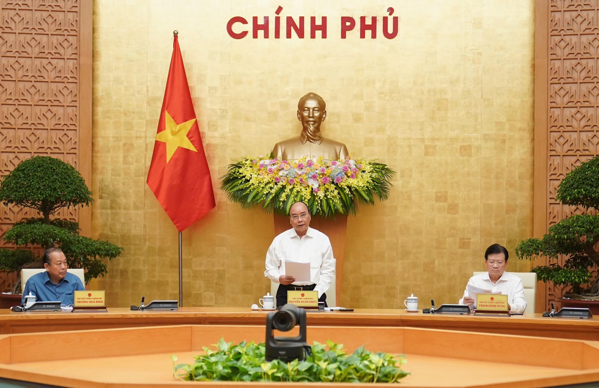 Thủ tướng Nguyễn Xuân Phúc phát biểu tại phiên họp - Ảnh: VGP/Quang Hiếu