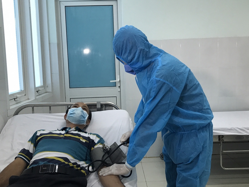 BVĐK tỉnh Vĩnh Long vừa tổ chức diễn tập về việc khám, sàng lọc, cách ly, điều trị bệnh nhân COVID-19.