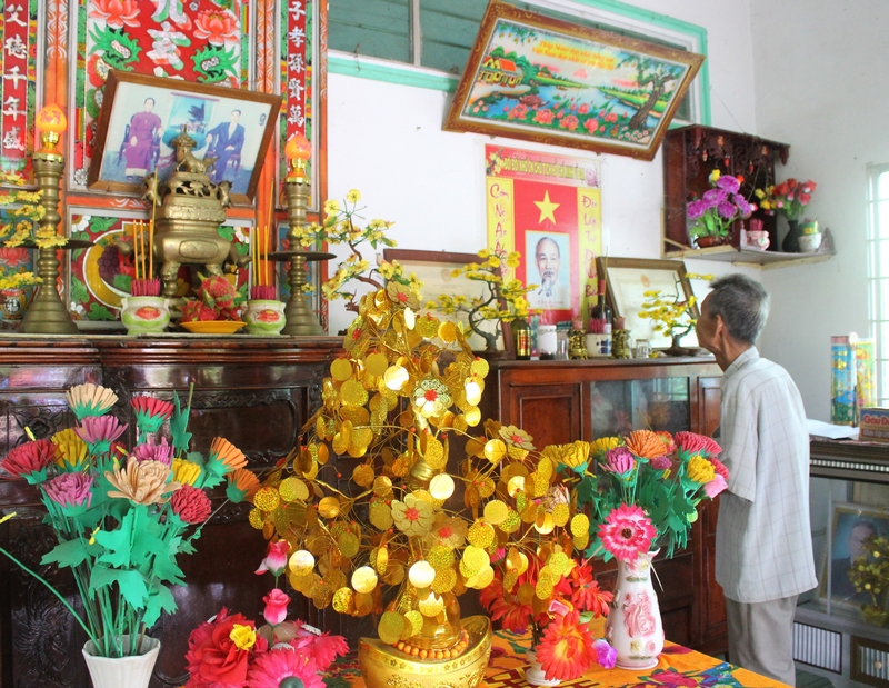 Ông Sáu Điền (ấp Rạch Nhum, xã Khánh Bình Đông, huyện Trần Văn Thời- Cà Mau) thắp nhang bàn thờ Bác Hồ.
