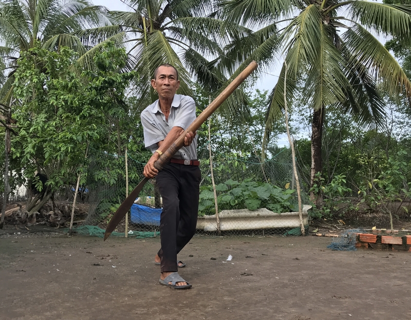 Thợ săn Tám Truyện múa “đồ long… mác” giữa rừng chiều U Minh Hạ.