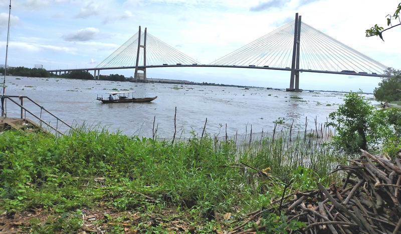 Cầu Mỹ Thuận 2 nằm cách cầu Mỹ Thuận hiện tại 350m về phía thượng lưu sông Tiền.