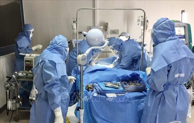 Đội ngũ y bác sỹ Bệnh viện Trung ương Huế tích cực điều trị cho các ca nhiễm COVID-19. Ảnh: Mai Trang/TTXVN