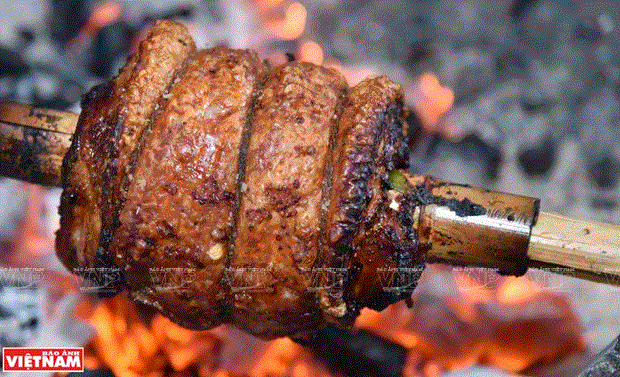 Thịt được nướng bằng than củi với lửa nhỏ từ 3 đến 5 tiếng là chín.