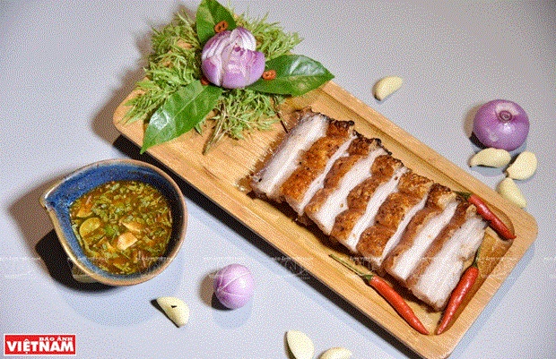 Món thịt quay đòn gánh nức tiếng của làng Đường Lâm.