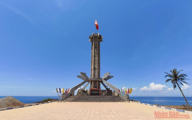 Đây là một trong những cột cờ được xếp vào loại lớn trên các đảo ven biển Việt Nam. Cột cờ trên đảo Cồn Cỏ cao 38,8m với lá Quốc kỳ rộng 24m­2 (Ảnh: MINH DUY)