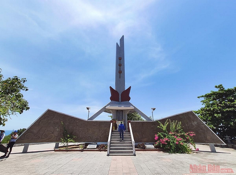 Đài tưởng niệm – đồi 37 tôn vinh những chiến sĩ đã anh dũng đã hy sinh để bảo vệ biển đảo Tổ Quốc. (Ảnh: DUY MINH) 