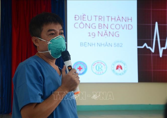 Bác sĩ Trần Thanh Linh - người trực tiếp chữa trị bệnh nhân 582 phát biểu. Ảnh: Văn Dũng/TTXVN