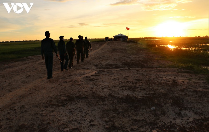 Cán bộ, chiến sỹ tham gia tuần tra khu vực biên giới.